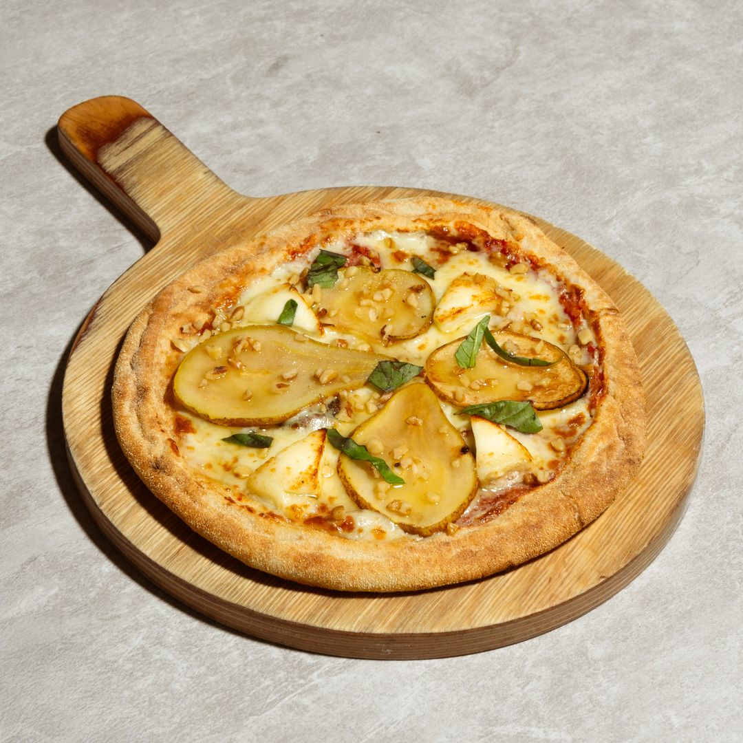 Pear and gorgonzola pizza