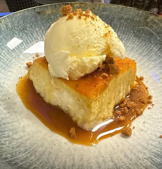TORRIJA CARAMELIZADO COM HELADO