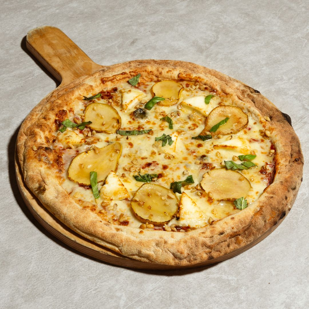Pear and gorgonzola pizza